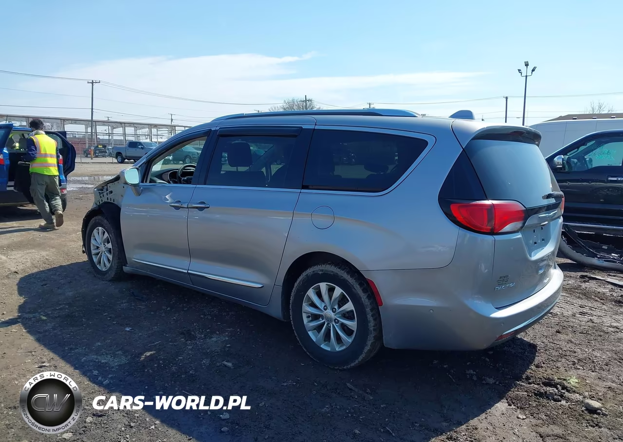 2019 Chrysler Pacifica Touring L VIN:2C4RC1BG5KR597654 - 3