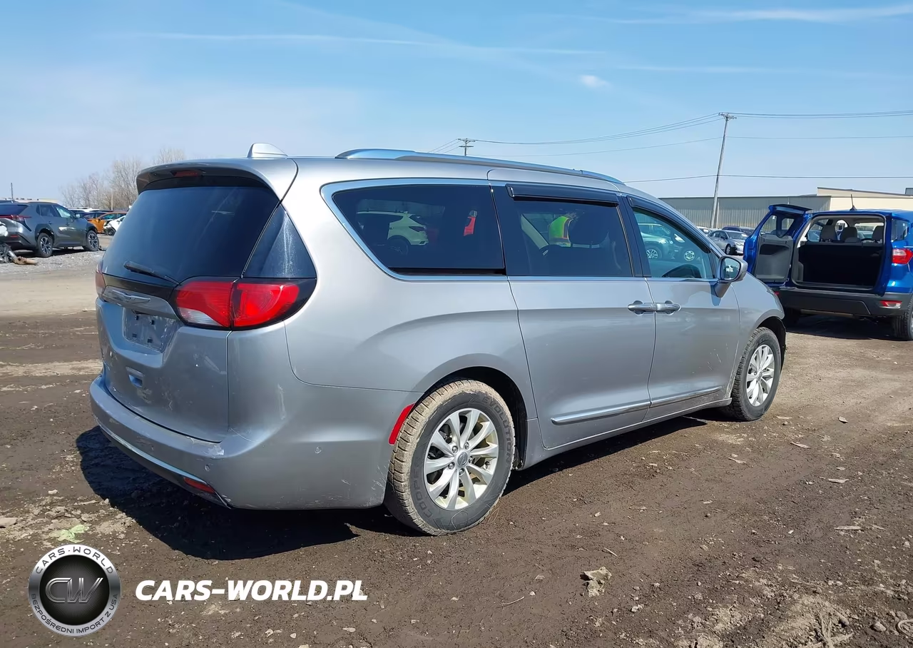 2019 Chrysler Pacifica Touring L VIN:2C4RC1BG5KR597654 - 4