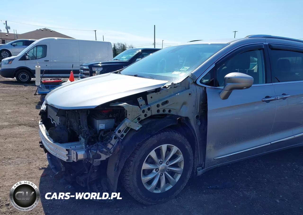 2019 Chrysler Pacifica Touring L VIN:2C4RC1BG5KR597654 - 6