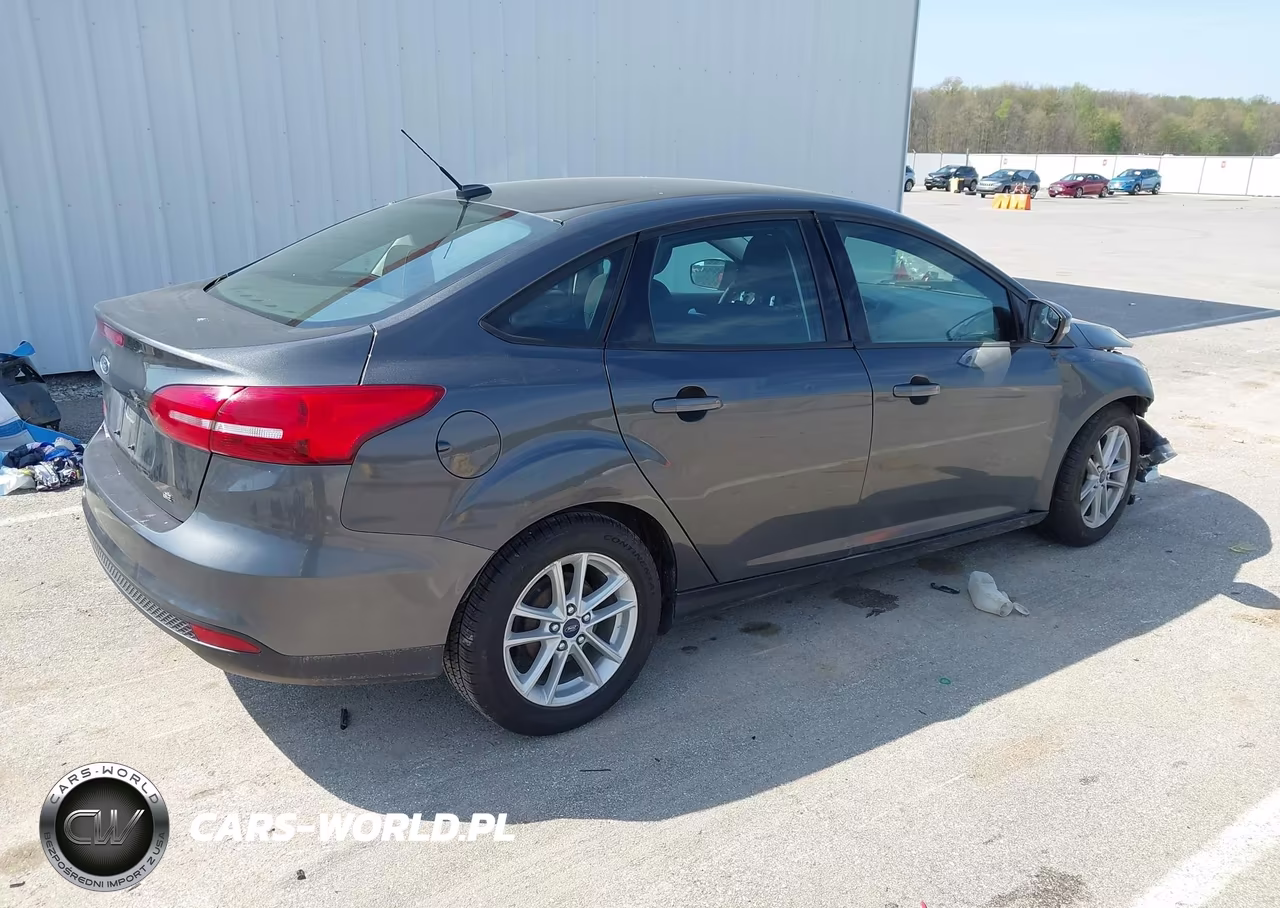 2017 Ford Focus Se VIN:1FADP3F29HL280041 - 4