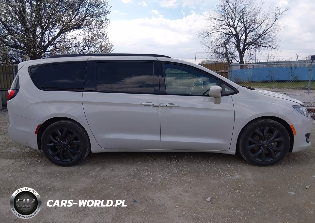 2020 Chrysler Pacifica Touring L Plus VIN:2C4RC1EG3LR210032 - 13