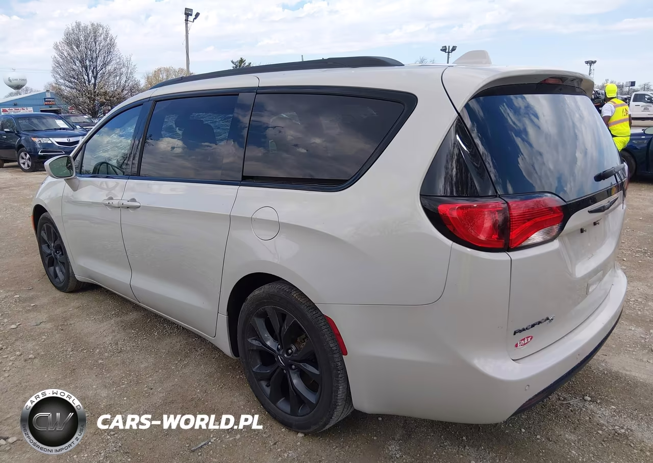 2020 Chrysler Pacifica Touring L Plus VIN:2C4RC1EG3LR210032 - 3
