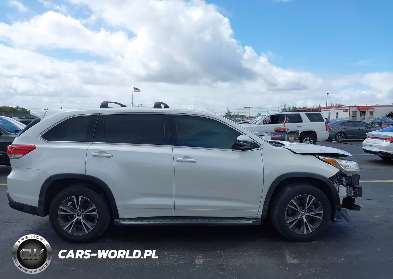 2018 Toyota Highlander Le VIN:5TDZARFH2JS037085 - 14
