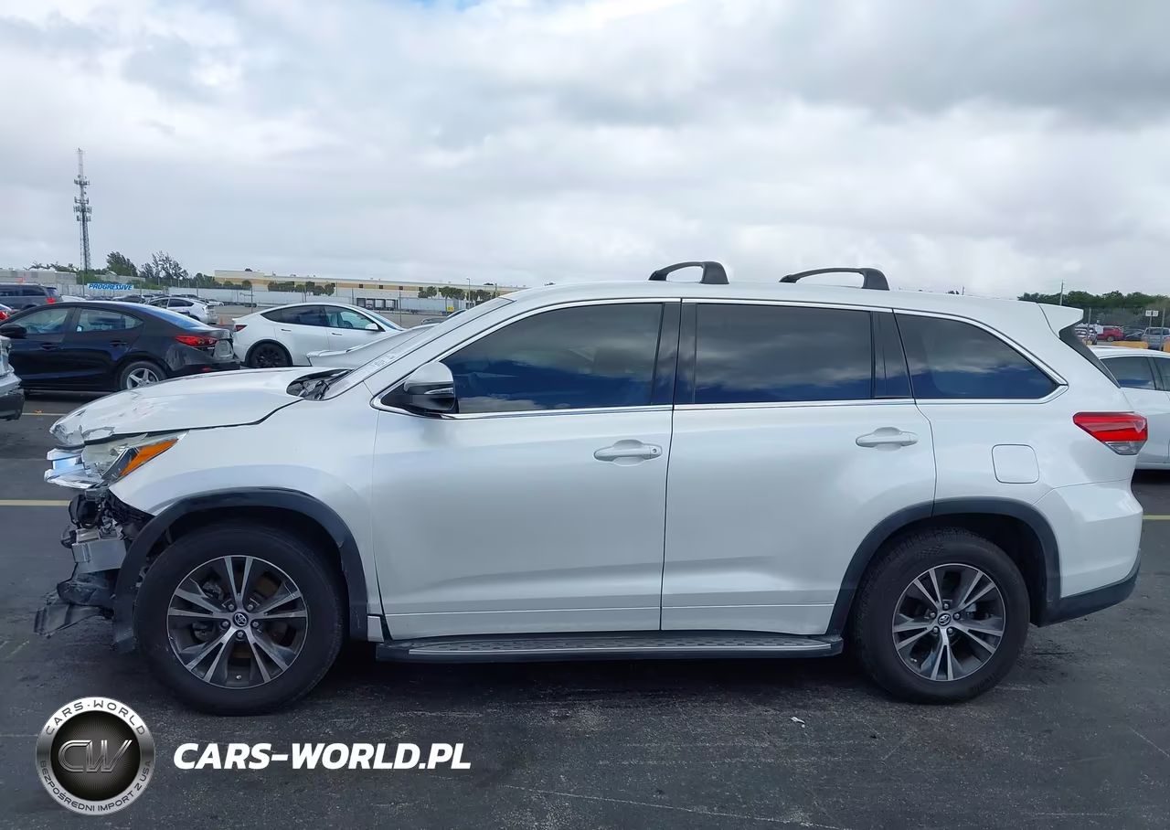 2018 Toyota Highlander Le VIN:5TDZARFH2JS037085 - 15