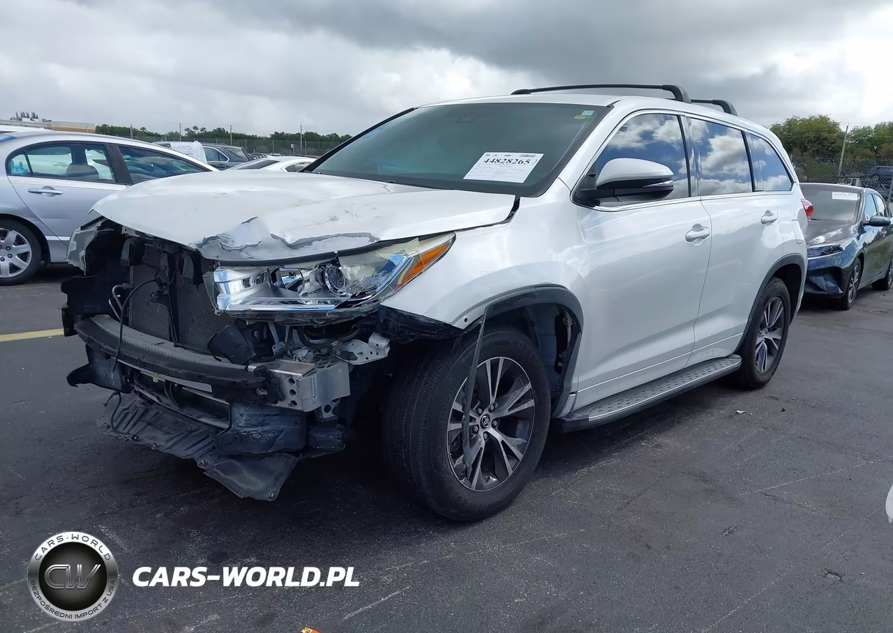 2018 Toyota Highlander Le VIN:5TDZARFH2JS037085 - 2