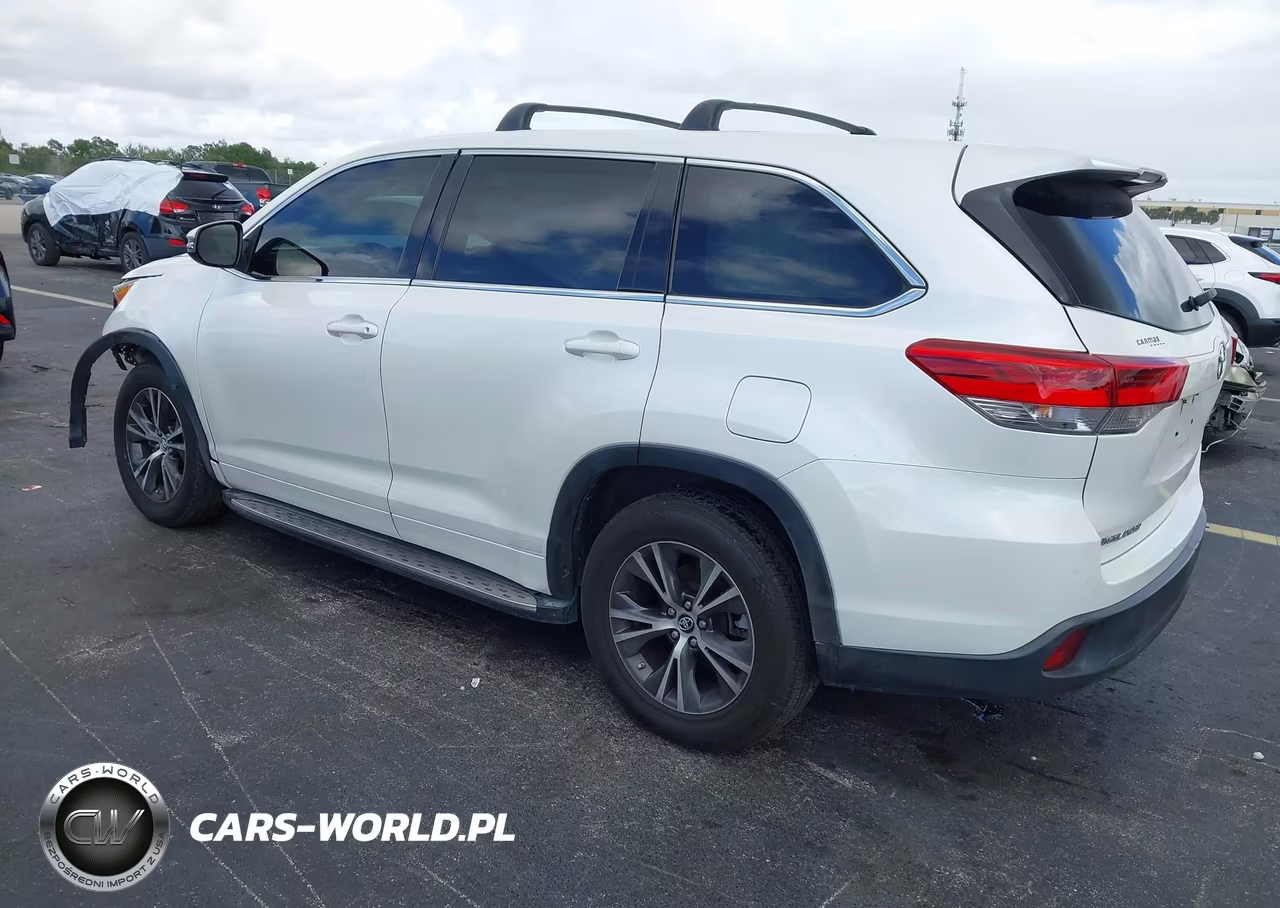 2018 Toyota Highlander Le VIN:5TDZARFH2JS037085 - 3