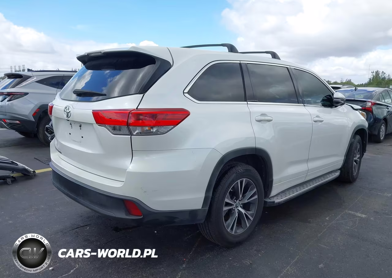 2018 Toyota Highlander Le VIN:5TDZARFH2JS037085 - 4
