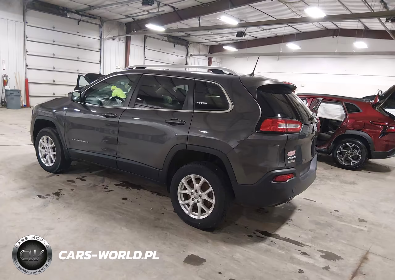 2017 Jeep Cherokee Latitude 4X4 VIN:1C4PJMCS5HD228662 - 3
