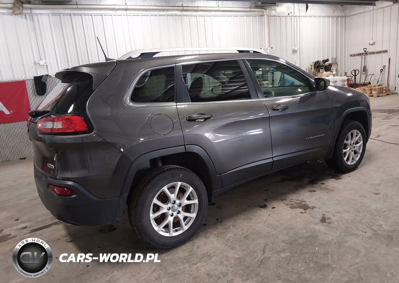 2017 Jeep Cherokee Latitude 4X4 VIN:1C4PJMCS5HD228662 - 4