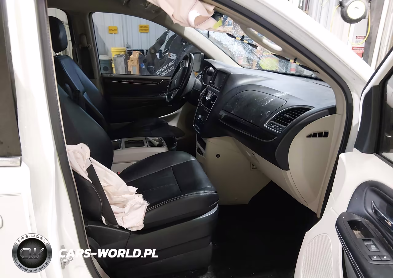 2015 Chrysler Town & Country Touring VIN:2C4RC1BG7FR538952 - 5
