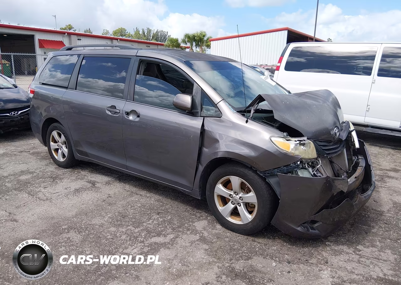 2013 Toyota Sienna Le V6 8 Passenger