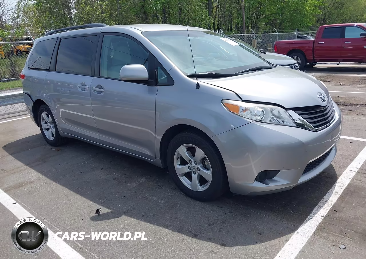 2012 Toyota Sienna Le V6 8 Passenger
