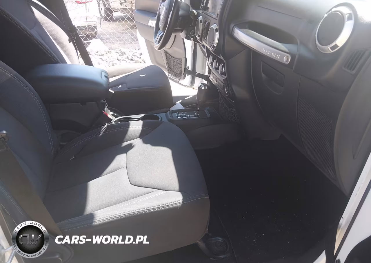 2013 Jeep Wrangler Unlimited Sahara VIN:1C4BJWEG9DL534195 - 5