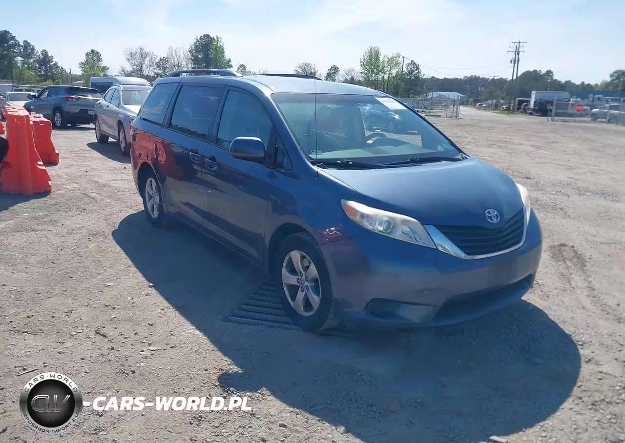 2013 Toyota Sienna Le V6 8 Passenger