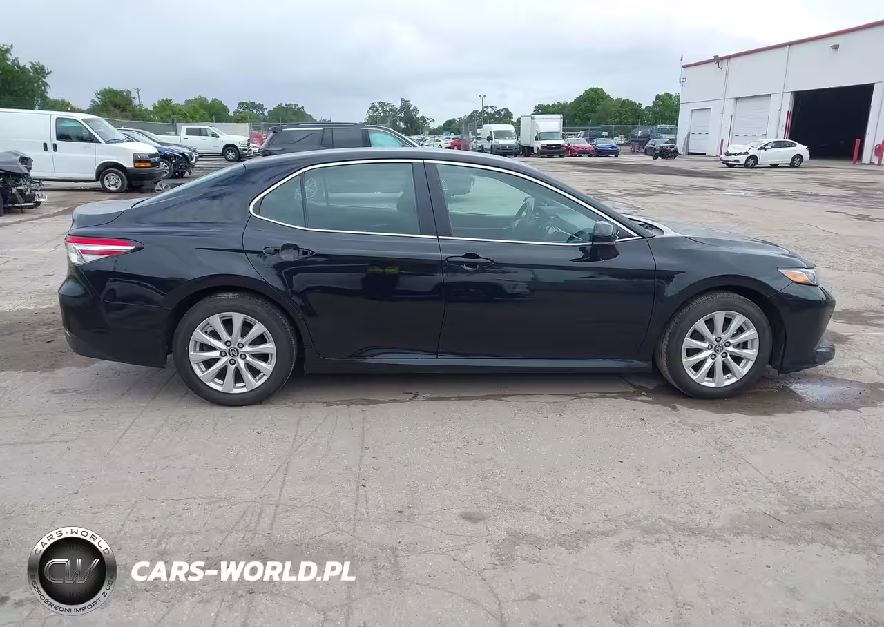 2018 Toyota Camry Le VIN:4T1B11HK2JU091585 - 13