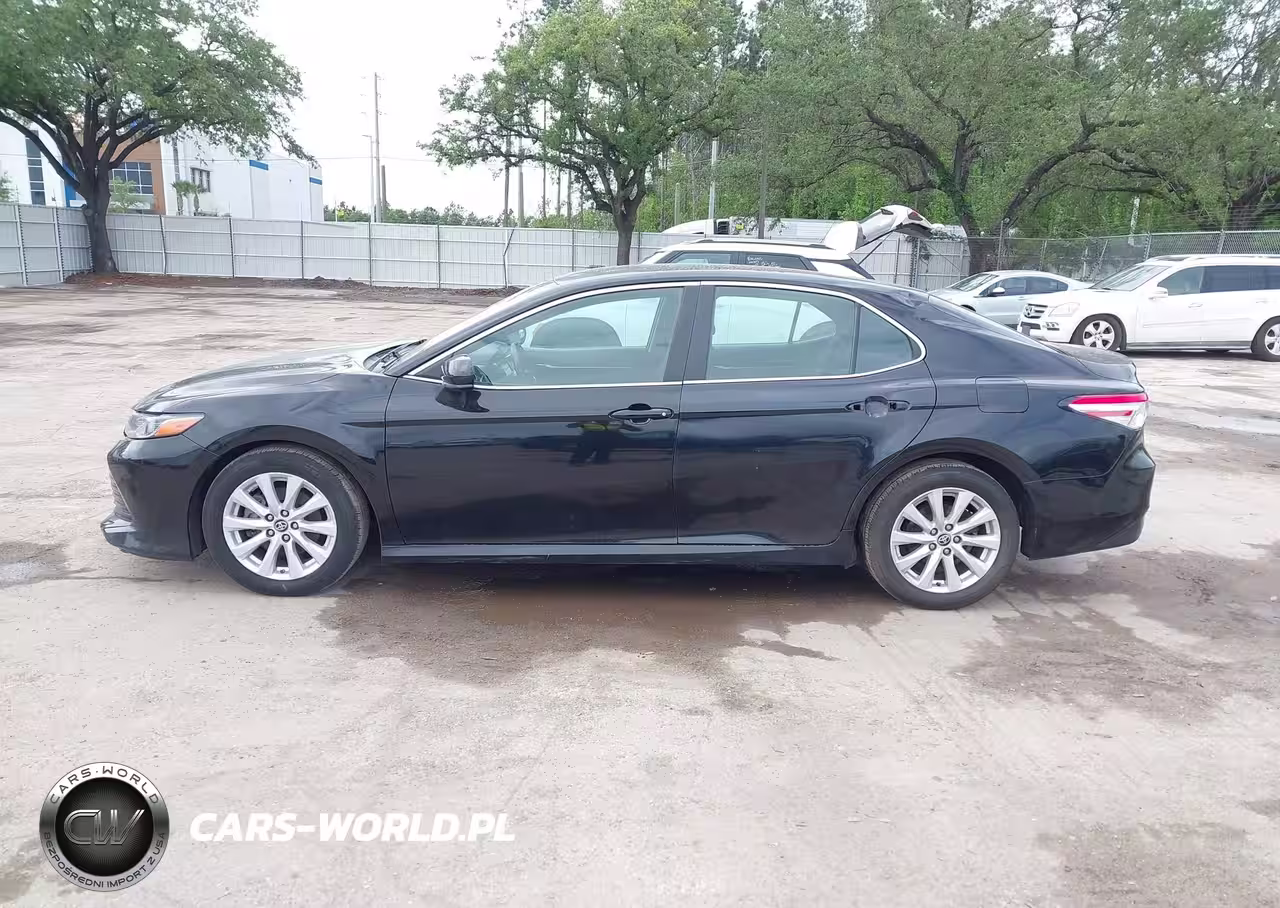 2018 Toyota Camry Le VIN:4T1B11HK2JU091585 - 14