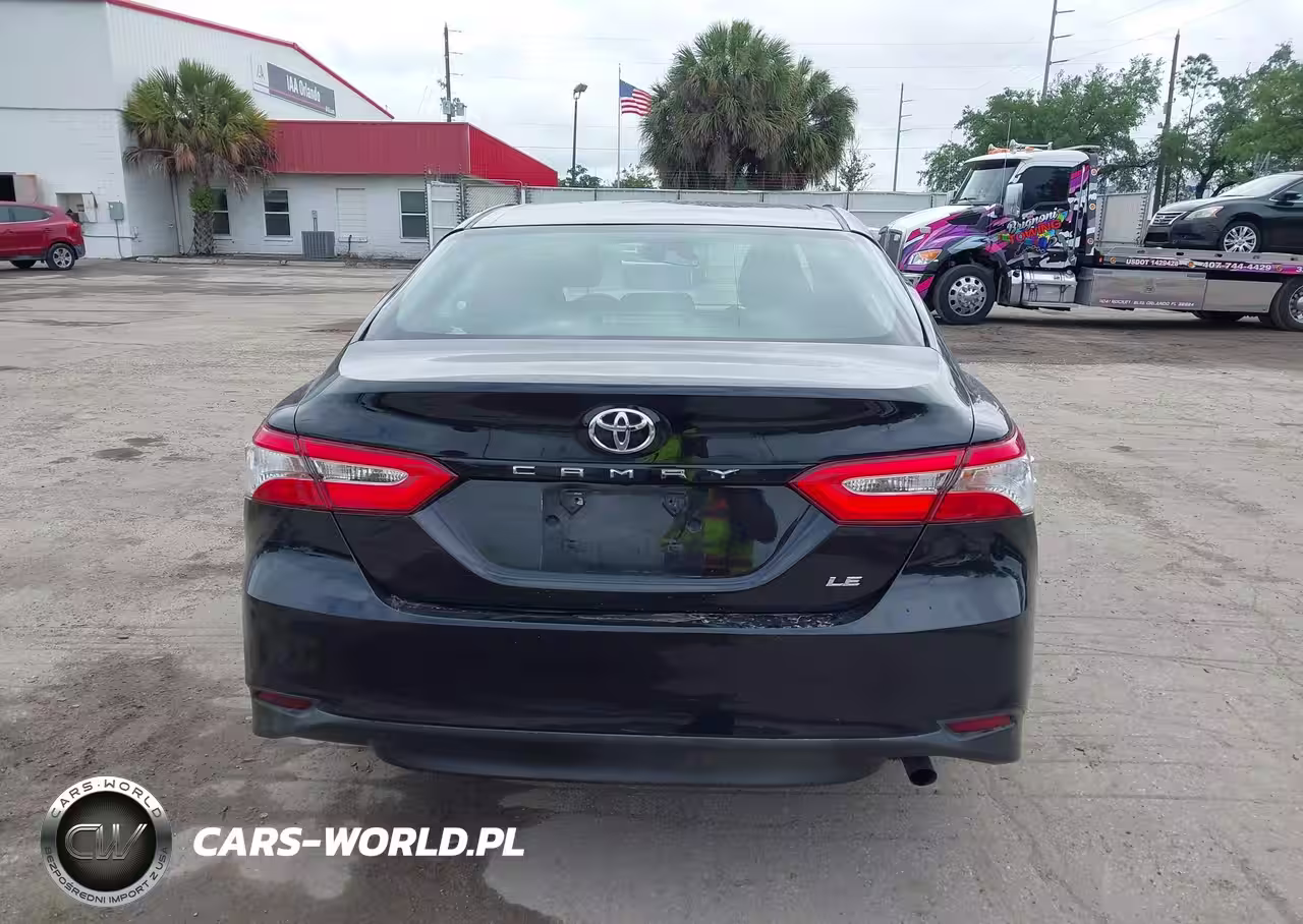 2018 Toyota Camry Le VIN:4T1B11HK2JU091585 - 16
