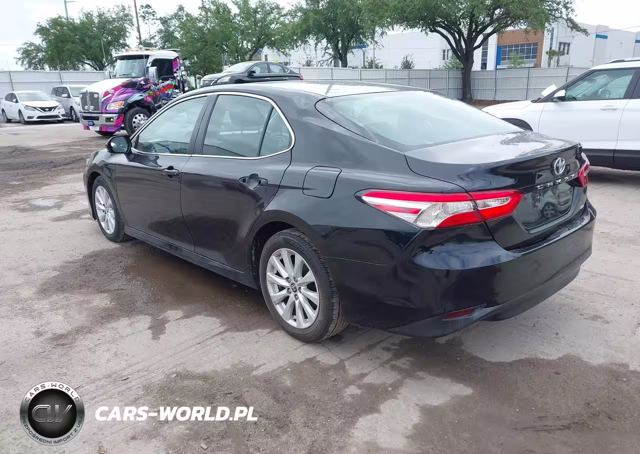 2018 Toyota Camry Le VIN:4T1B11HK2JU091585 - 3