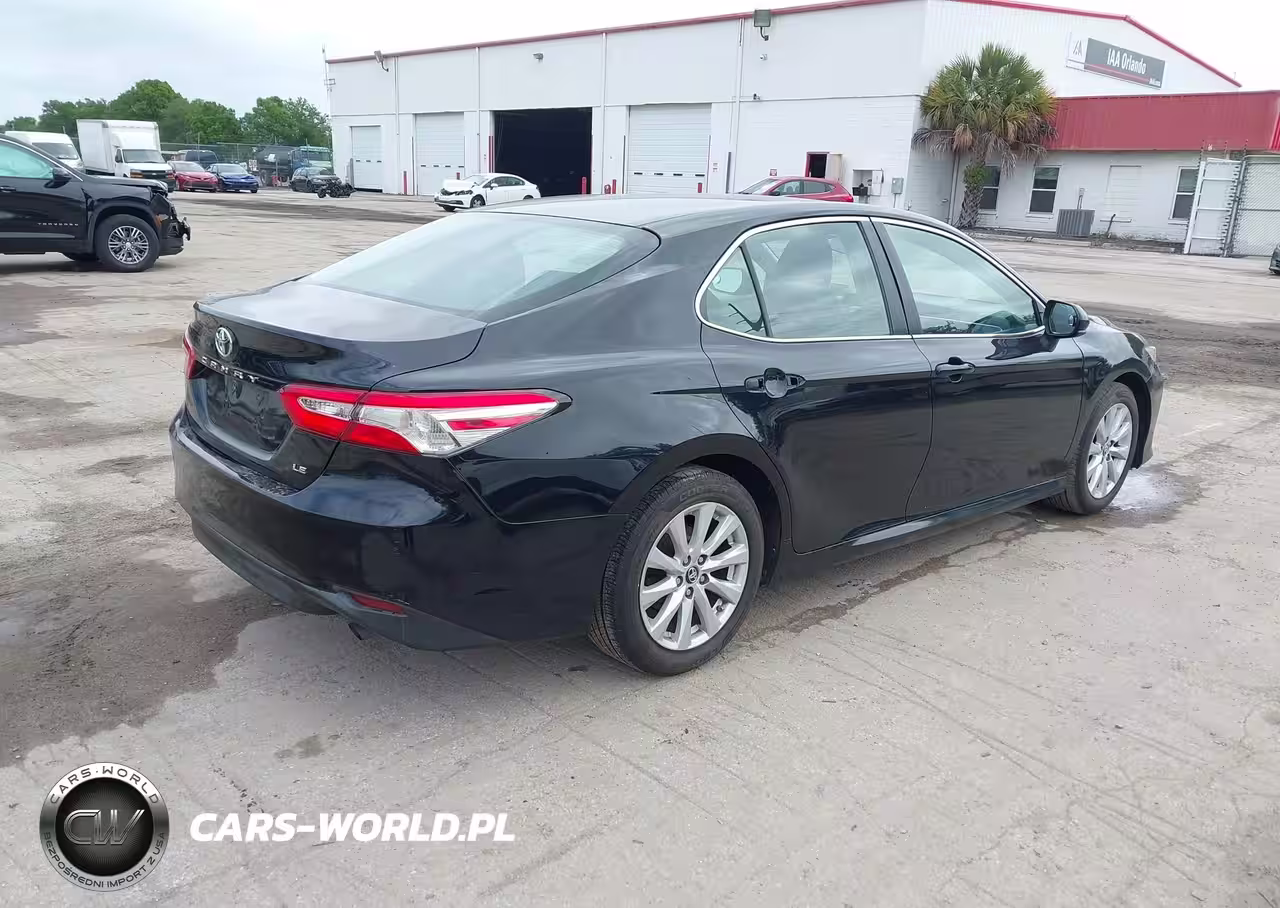 2018 Toyota Camry Le VIN:4T1B11HK2JU091585 - 4