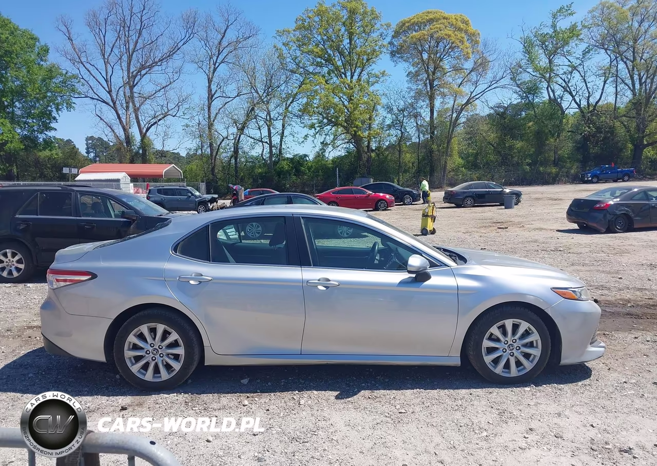 2018 Toyota Camry Le VIN:4T1B11HK2JU071028 - 14
