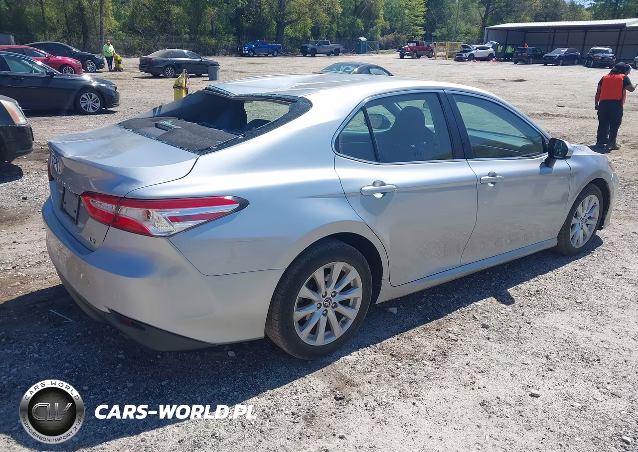 2018 Toyota Camry Le VIN:4T1B11HK2JU071028 - 4