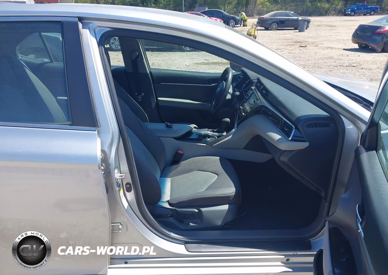 2018 Toyota Camry Le VIN:4T1B11HK2JU071028 - 5