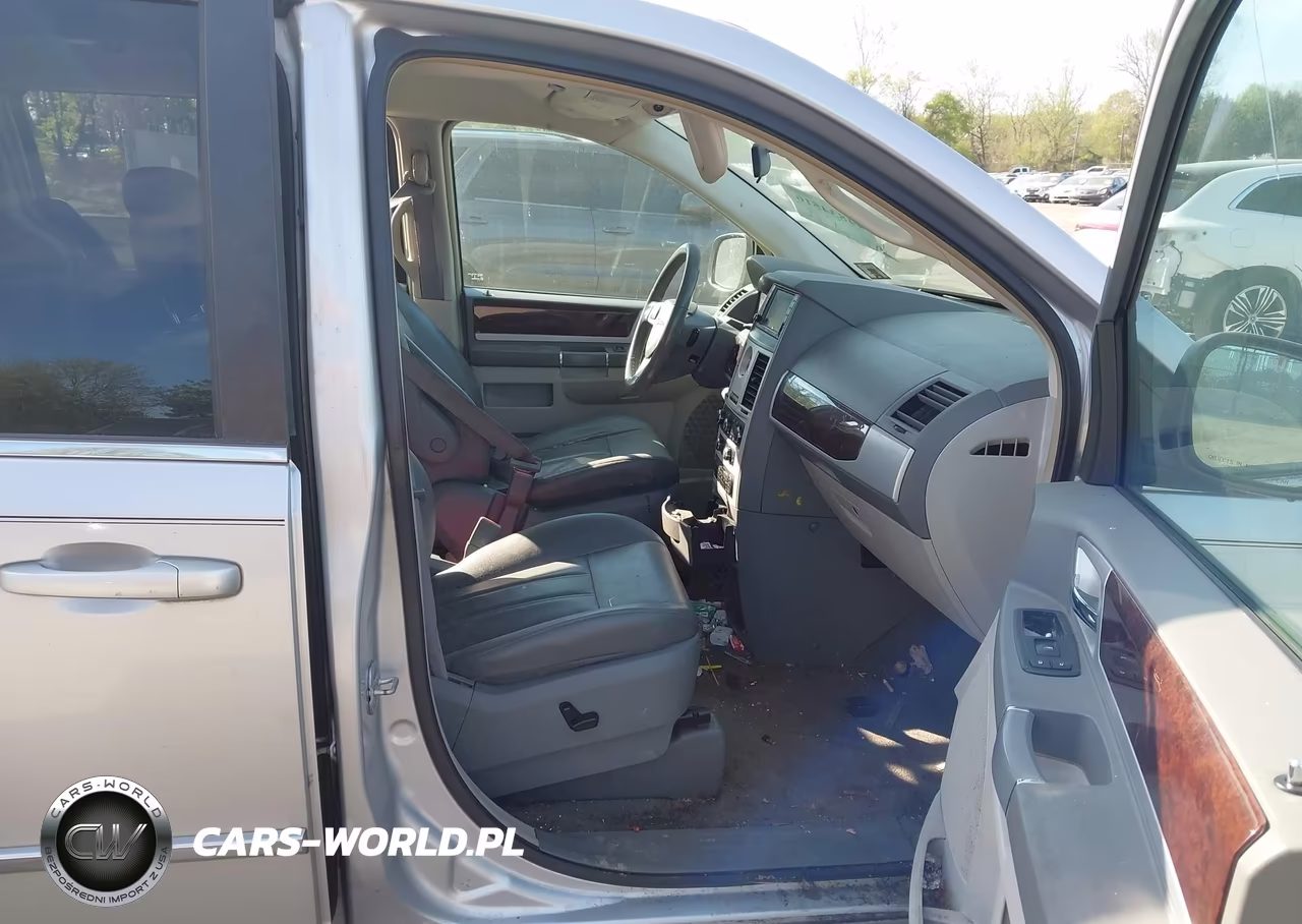 2010 Chrysler Town & Country Touring VIN:2A4RR5D16AR305419 - 5