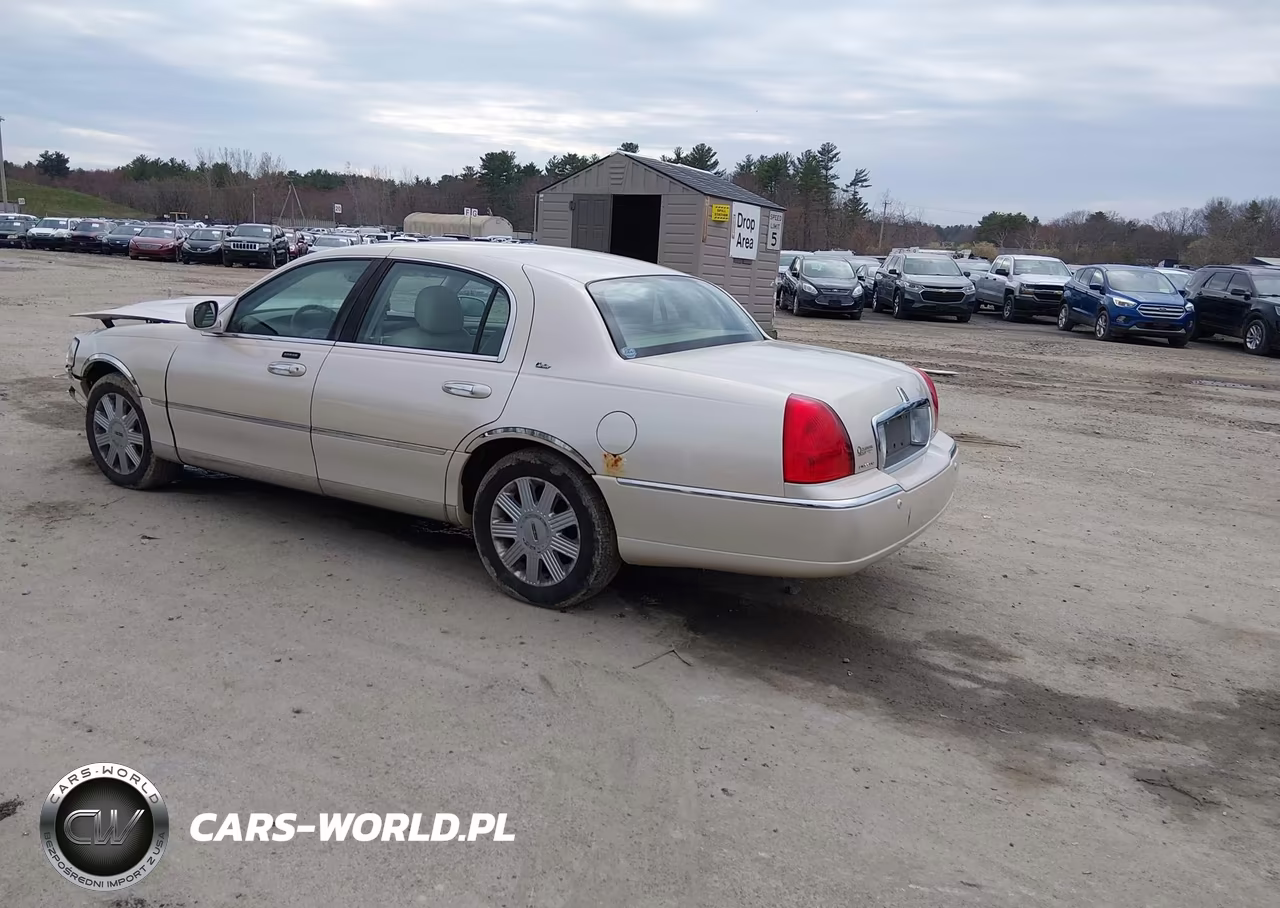 2003 Lincoln Town Car Cartier VIN:1LNHM83W53Y600813 - 3