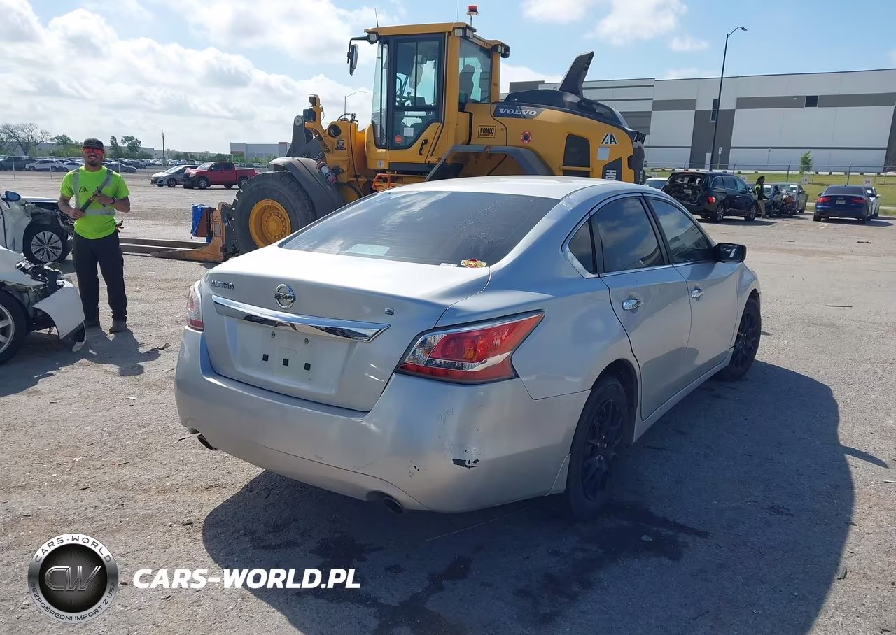 2015 Nissan Altima 2.5 S VIN:1N4AL3AP6FC177061 - 4