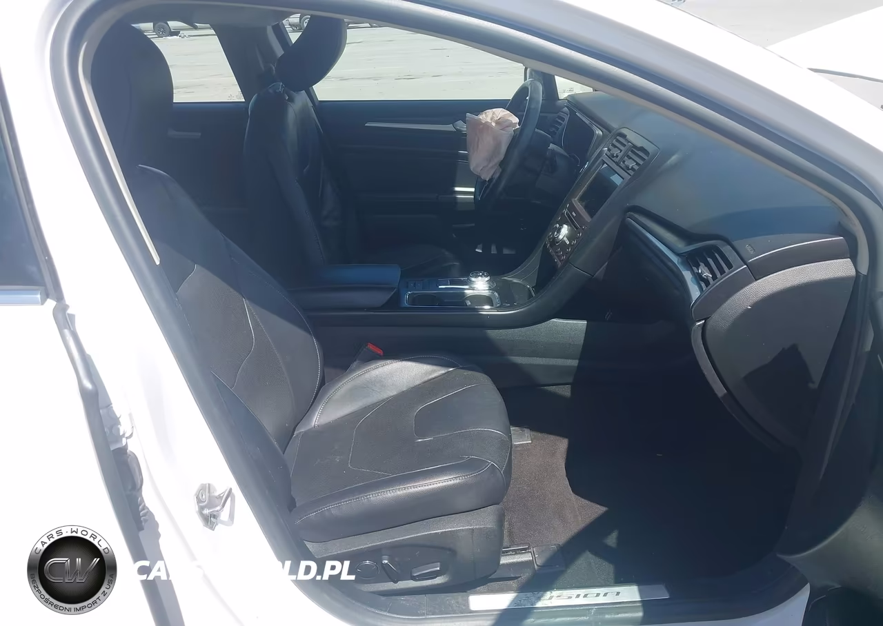 2019 Ford Fusion Energi Titanium VIN:3FA6P0SU8KR115301 - 5