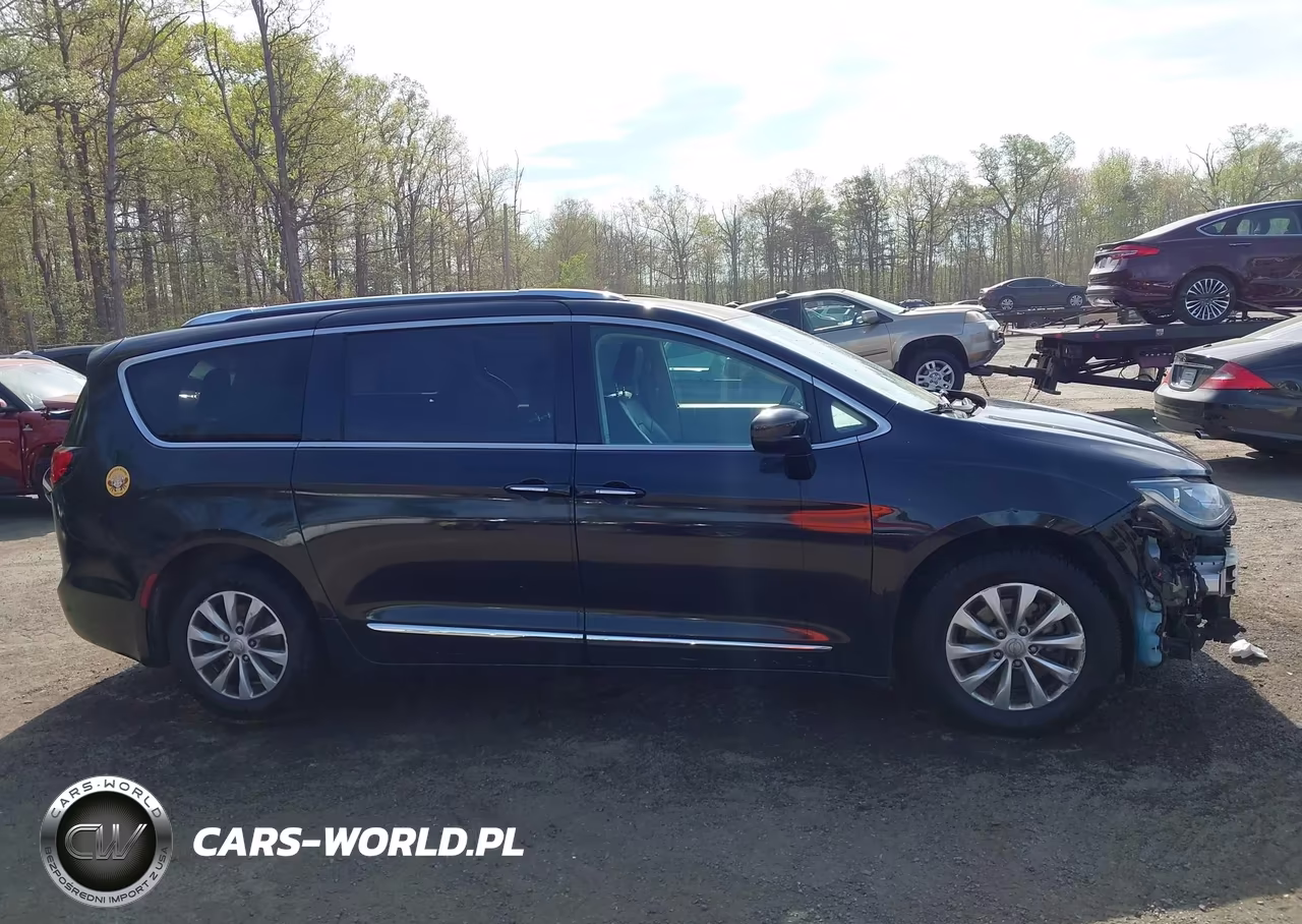 2019 Chrysler Pacifica Touring L VIN:2C4RC1BG2KR532759 - 13