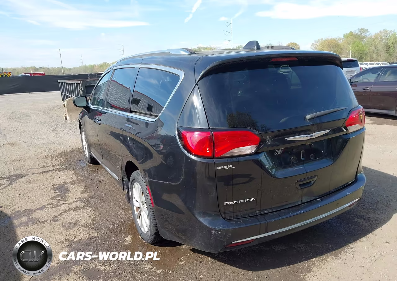 2019 Chrysler Pacifica Touring L VIN:2C4RC1BG2KR532759 - 3