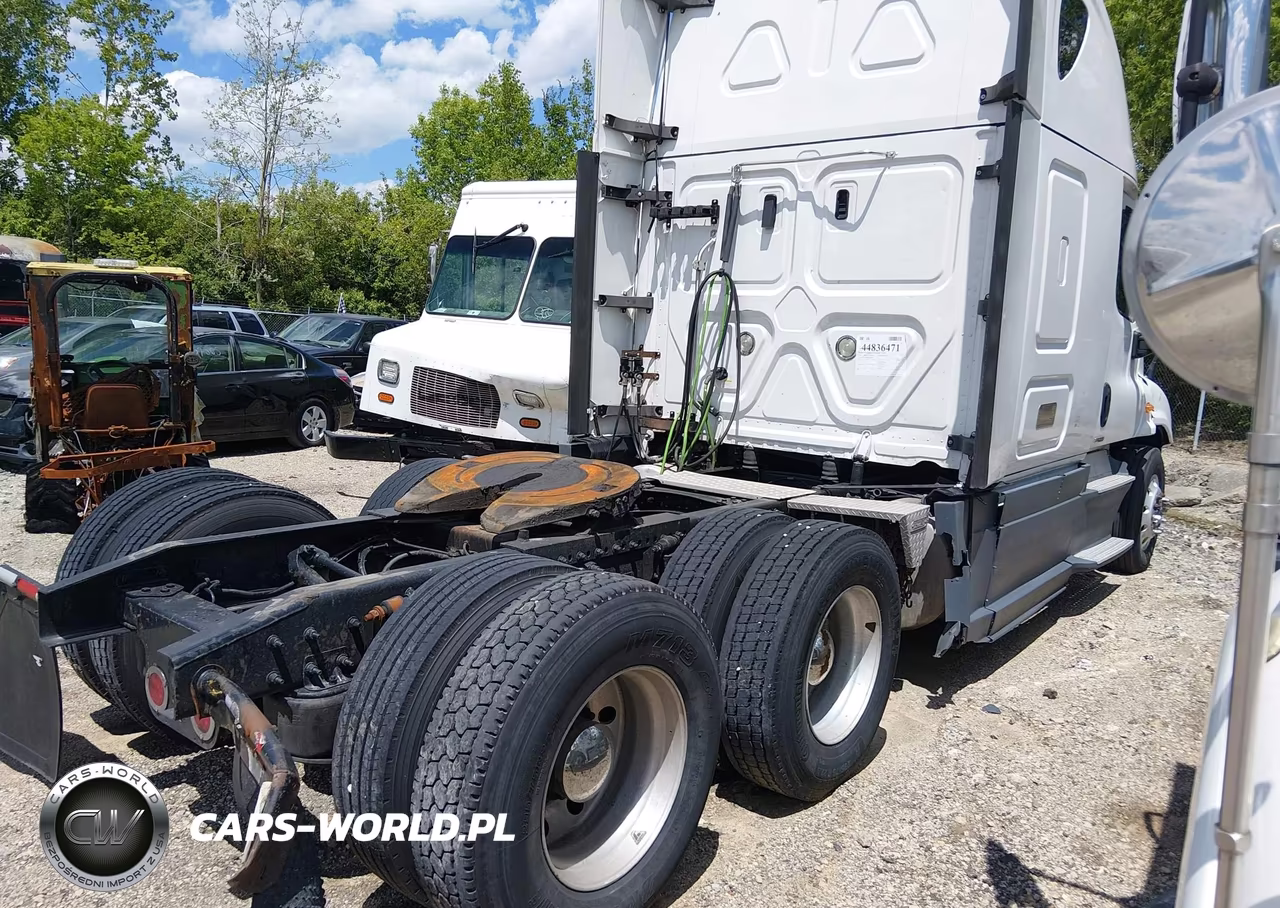 2019 Freightliner Cascadia 125 VIN:3AKJGLDR8KDKM2399 - 4