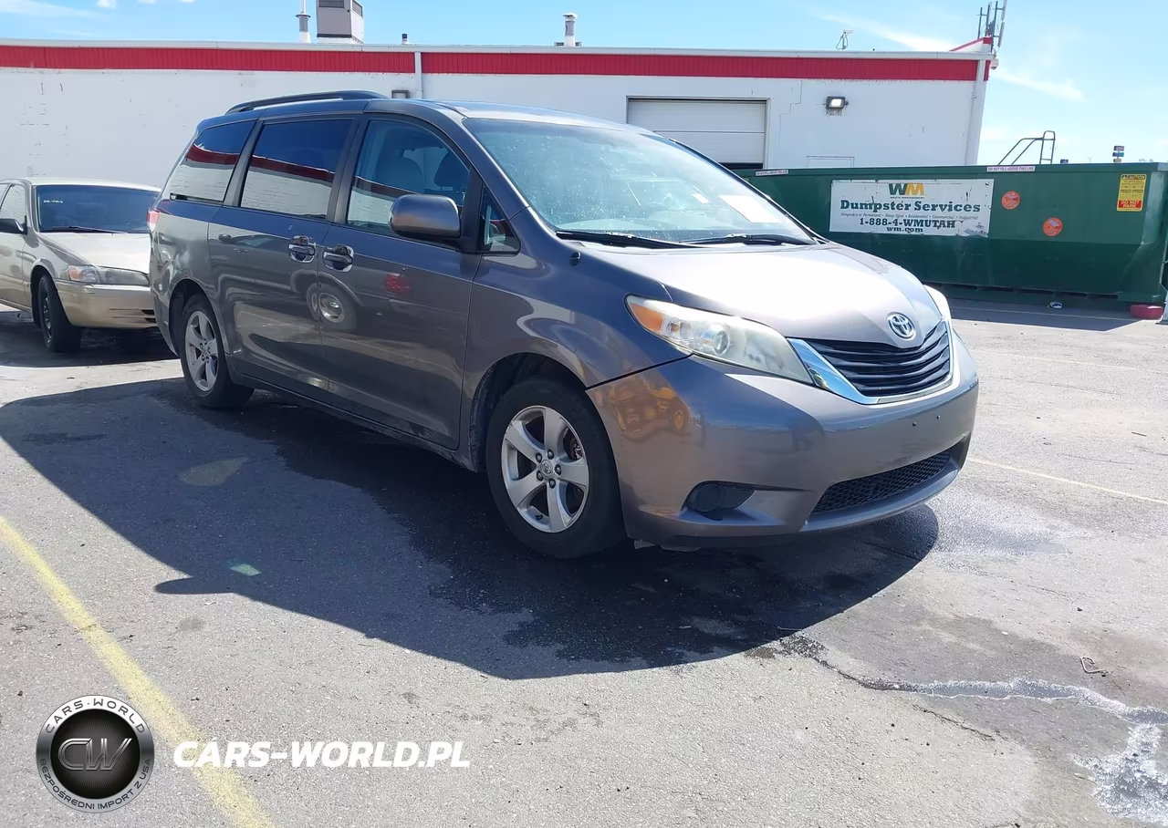 2012 Toyota Sienna Le V6 8 Passenger