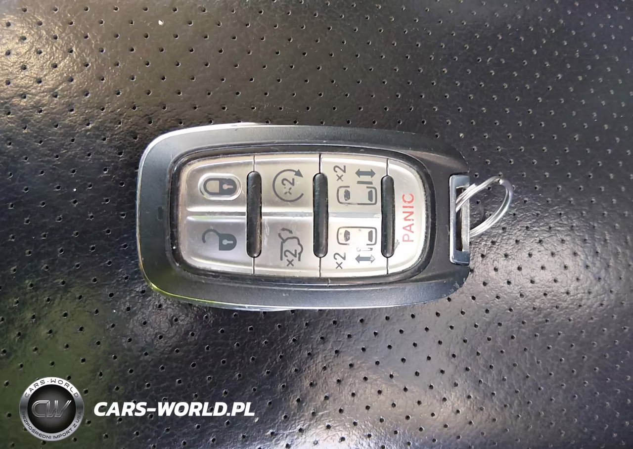 2019 Chrysler Pacifica Touring L Plus VIN:2C4RC1EG9KR509541 - 11