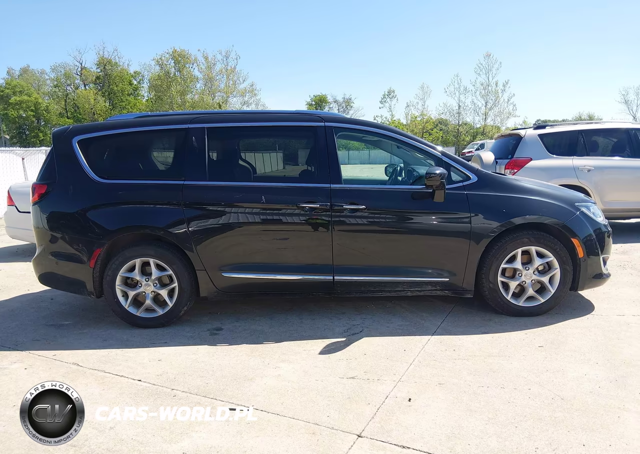 2019 Chrysler Pacifica Touring L Plus VIN:2C4RC1EG9KR509541 - 13