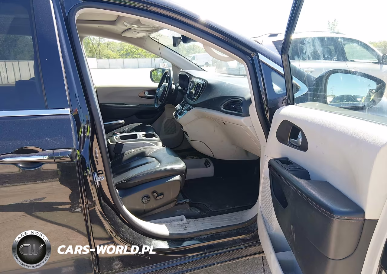 2019 Chrysler Pacifica Touring L Plus VIN:2C4RC1EG9KR509541 - 5