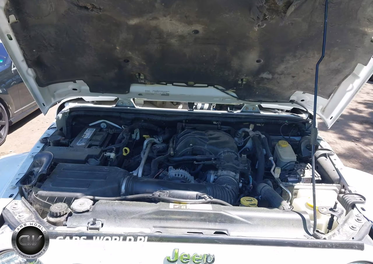 2015 Jeep Wrangler Unlimited Sahara VIN:1C4BJWEG3FL610562 - 10