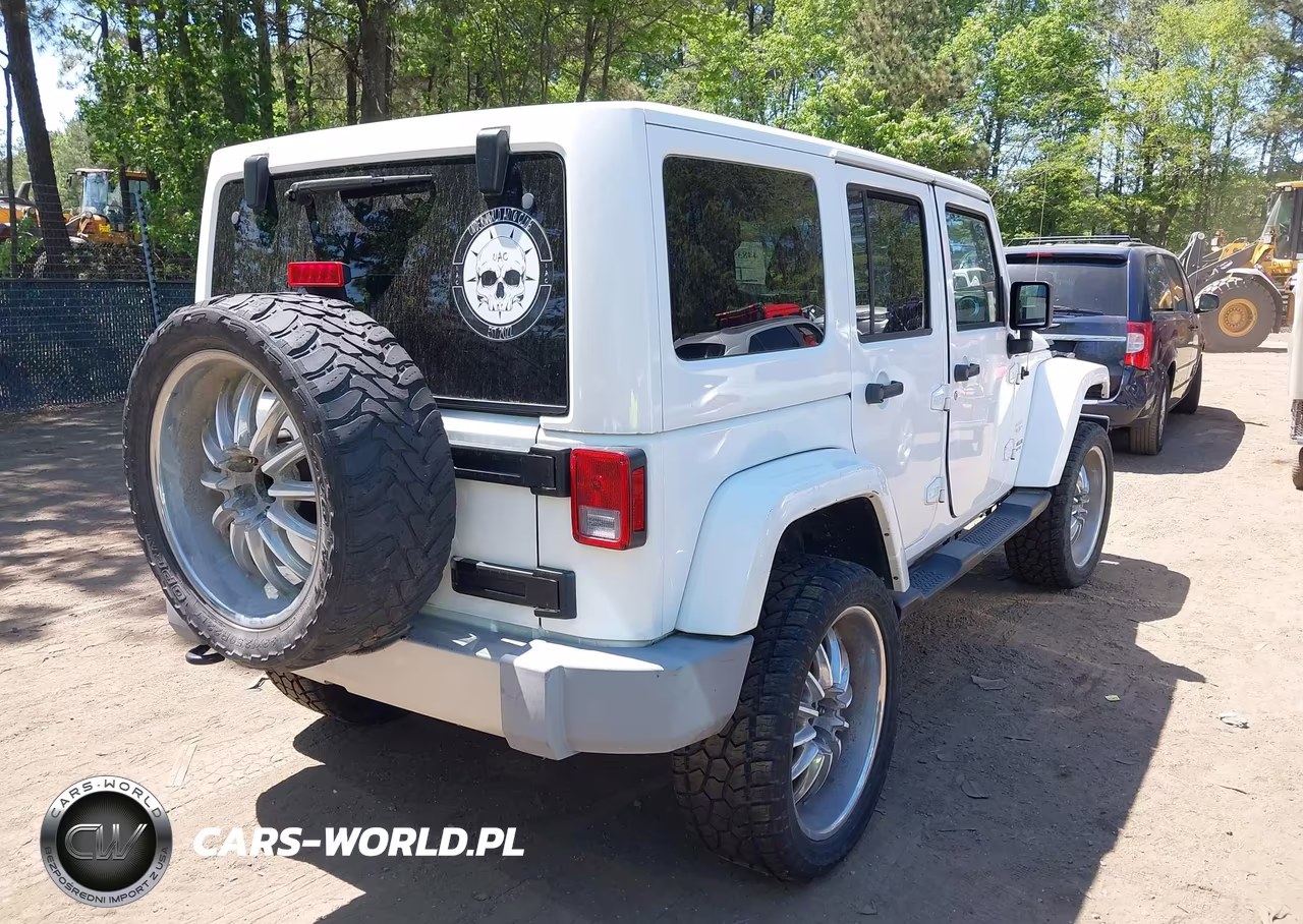 2015 Jeep Wrangler Unlimited Sahara VIN:1C4BJWEG3FL610562 - 4