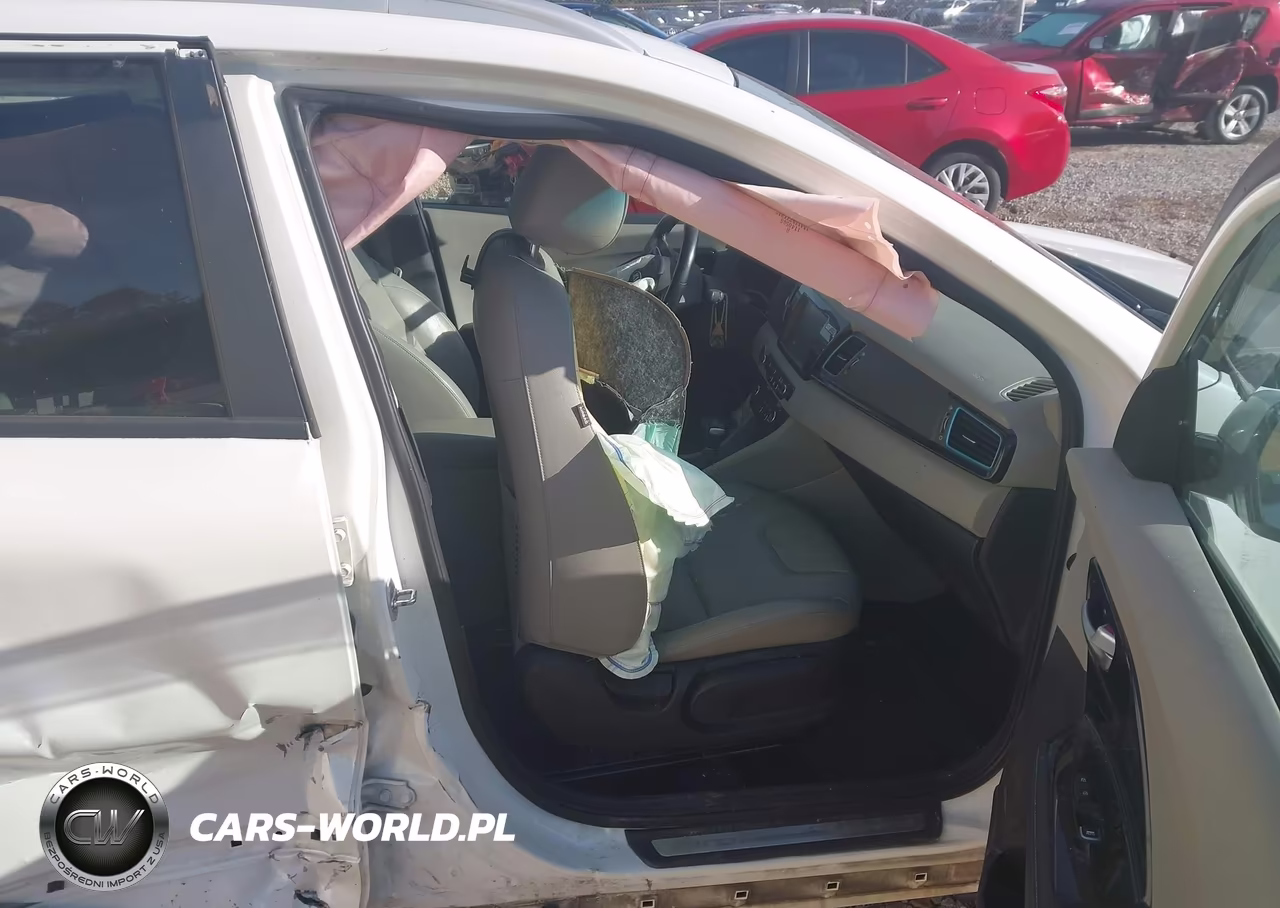 2018 Kia Niro Touring VIN:KNDCE3LC4J5125335 - 5