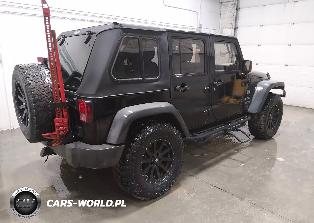 2014 Jeep Wrangler Unlimited Sport VIN:1C4BJWDGXEL219909 - 4