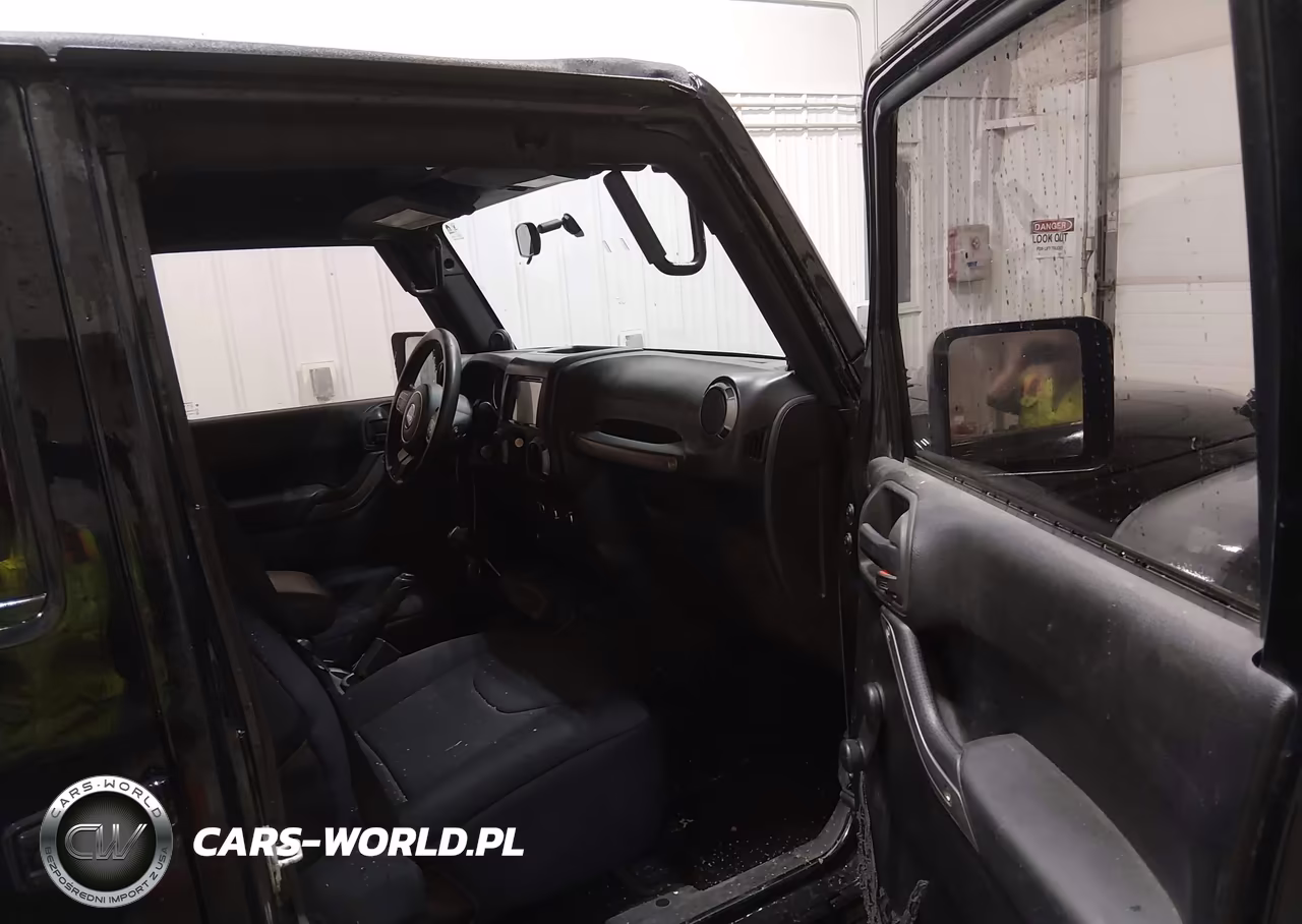 2014 Jeep Wrangler Unlimited Sport VIN:1C4BJWDGXEL219909 - 5