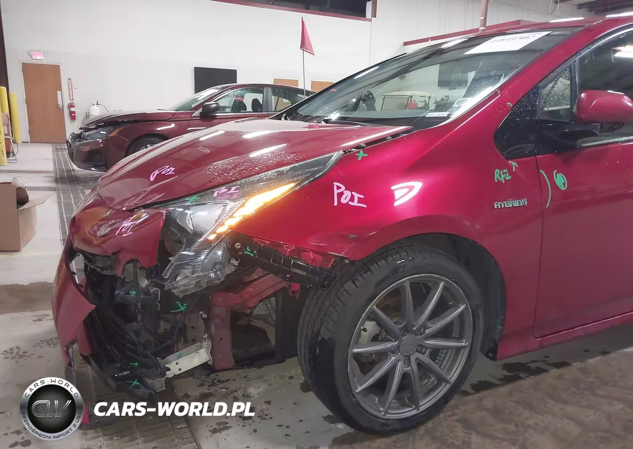 2018 Toyota Prius Three Touring VIN:JTDKARFU8J3059513 - 6