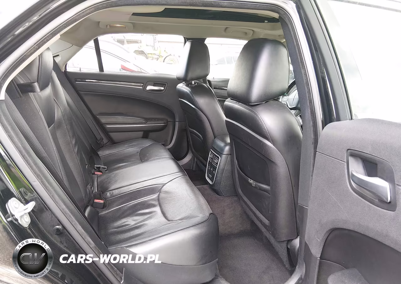2017 Chrysler 300C VIN:2C3CCAEG6HH564828 - 8