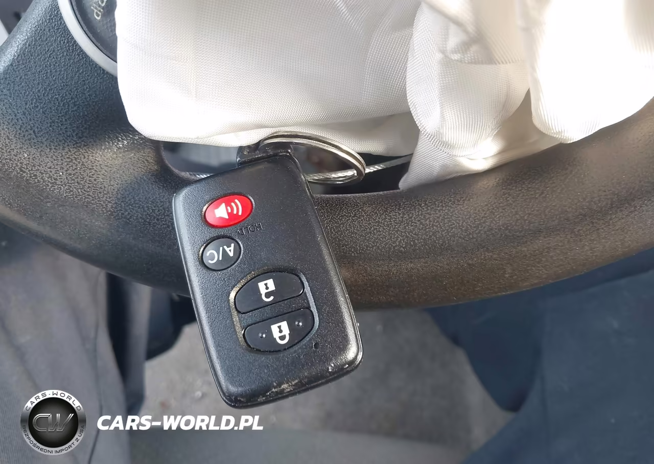 2013 Toyota Prius Two VIN:JTDKN3DU8D0338146 - 11