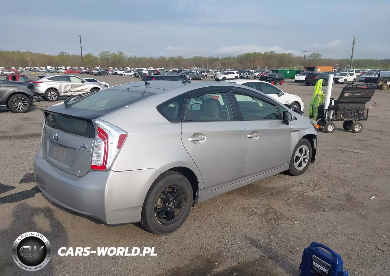 2013 Toyota Prius Two VIN:JTDKN3DU8D0338146 - 4