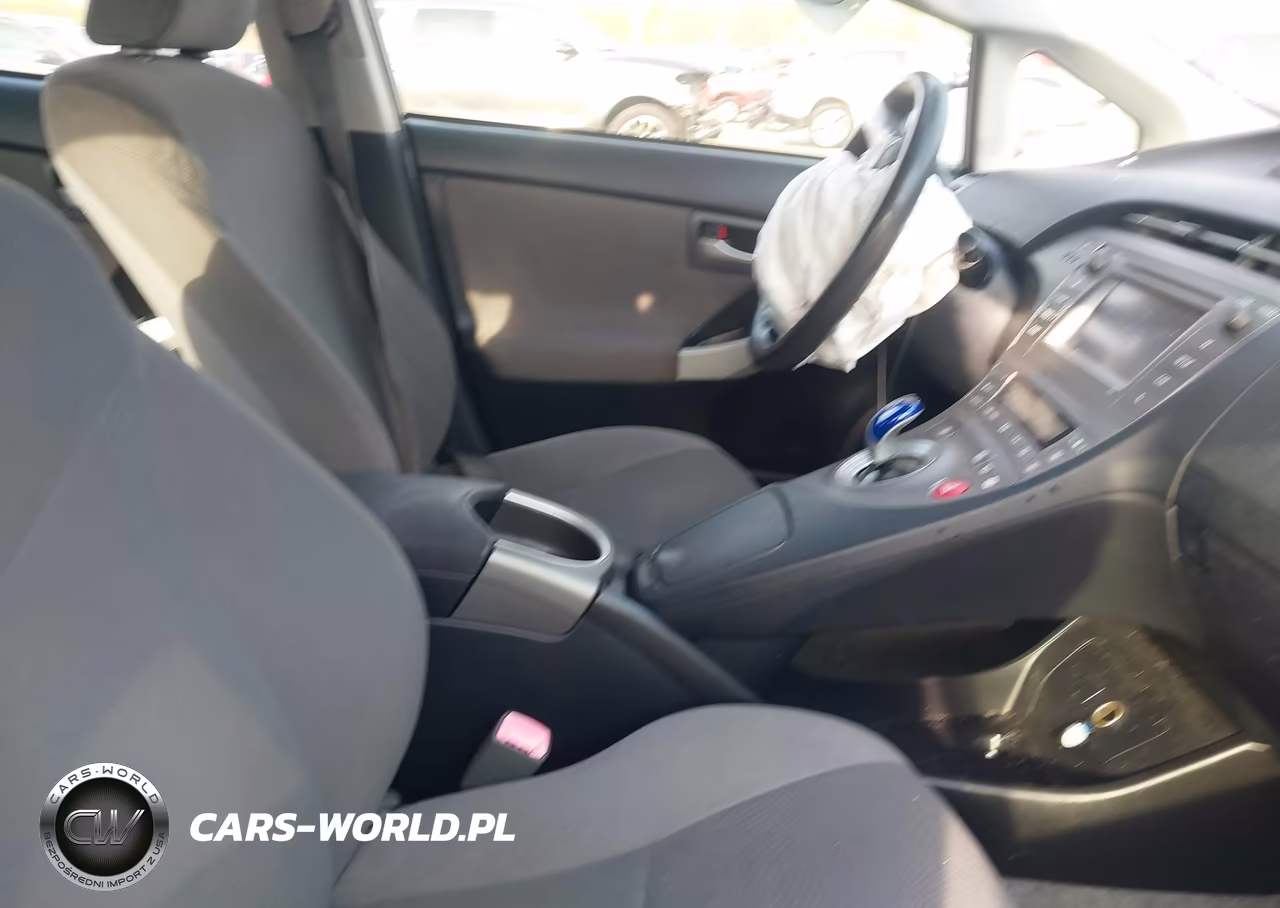 2013 Toyota Prius Two VIN:JTDKN3DU8D0338146 - 5