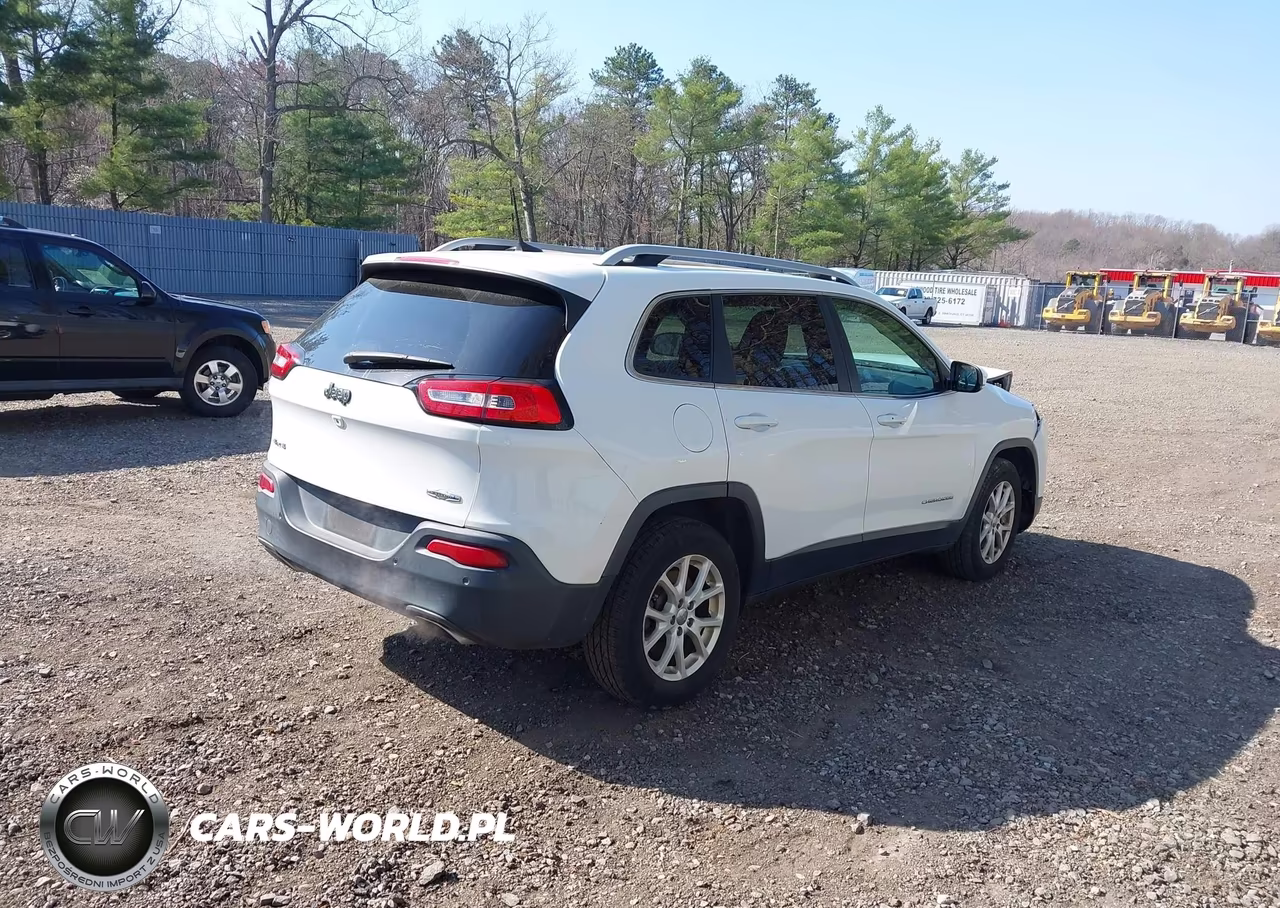 2016 Jeep Cherokee Latitude VIN:1C4PJMCSXGW294885 - 4