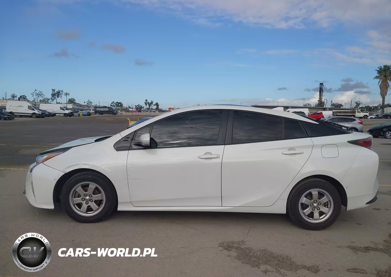 2018 Toyota Prius Three Touring VIN:JTDKARFU4J3055958 - 15