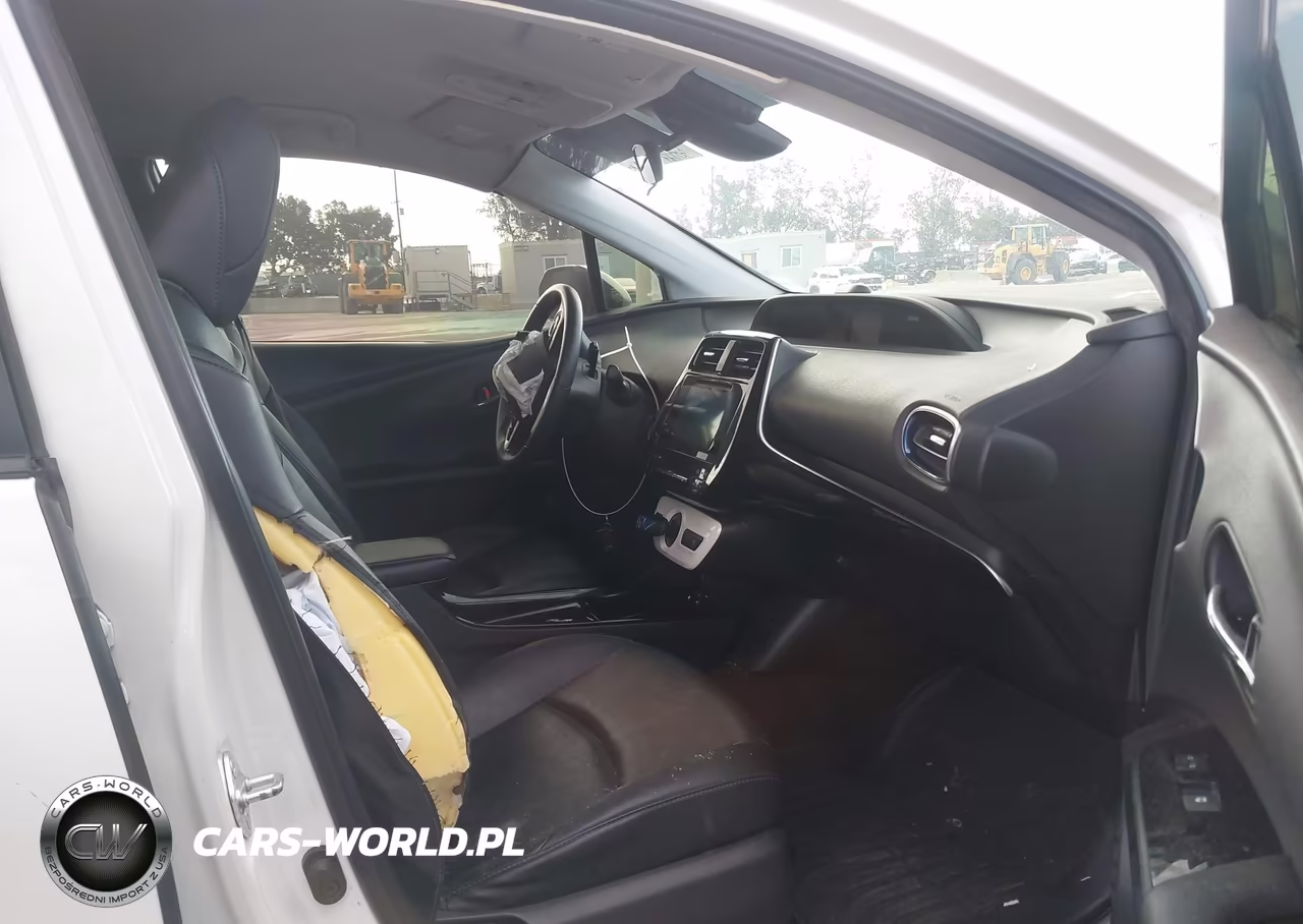 2018 Toyota Prius Three Touring VIN:JTDKARFU4J3055958 - 5
